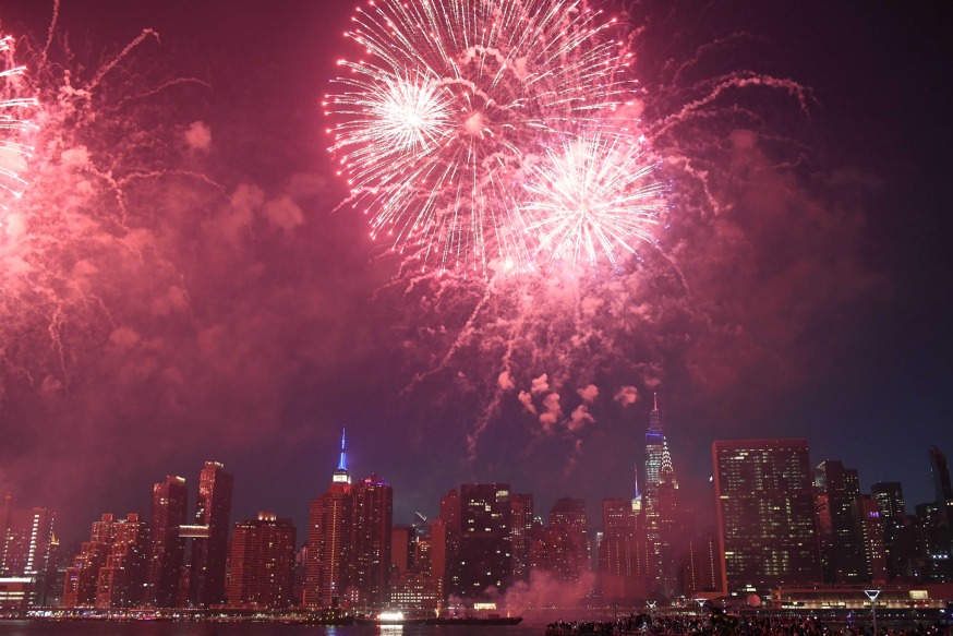 Macy's Fireworks. Hunters Point Park, Long Island City. Sunday, July 4, 2021. Credit: Ed Reed/Mayoral Photography Office.