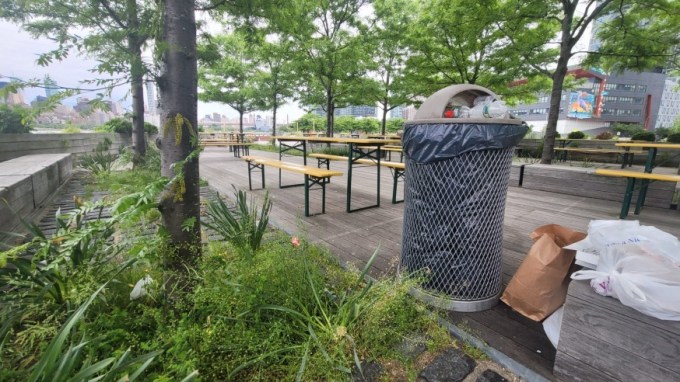 Trash at LIC Landing, Hunters Point South Park, photo taken on May 24, 2022 (Photo By Michael Dorgan, Queens Post)