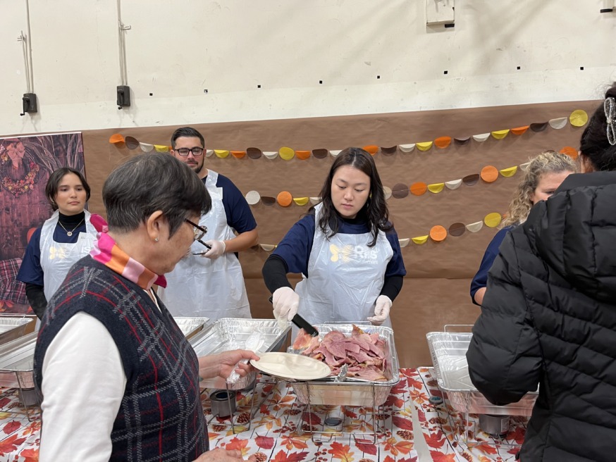 Western Queens residents receive turkeys, hot meals ahead of Thanksgiving