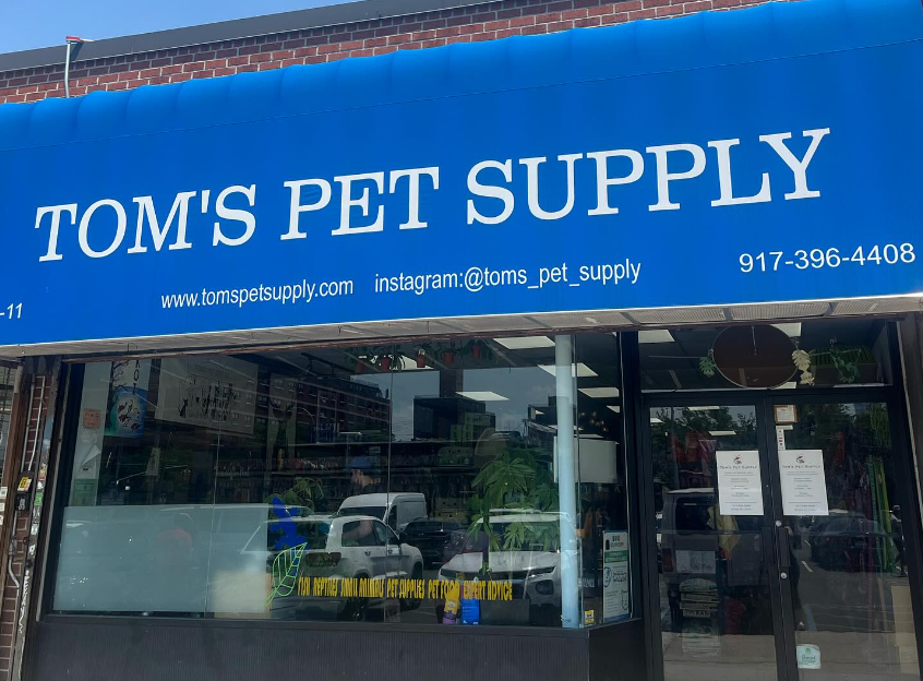 Exterior of Tom's Pet Supply