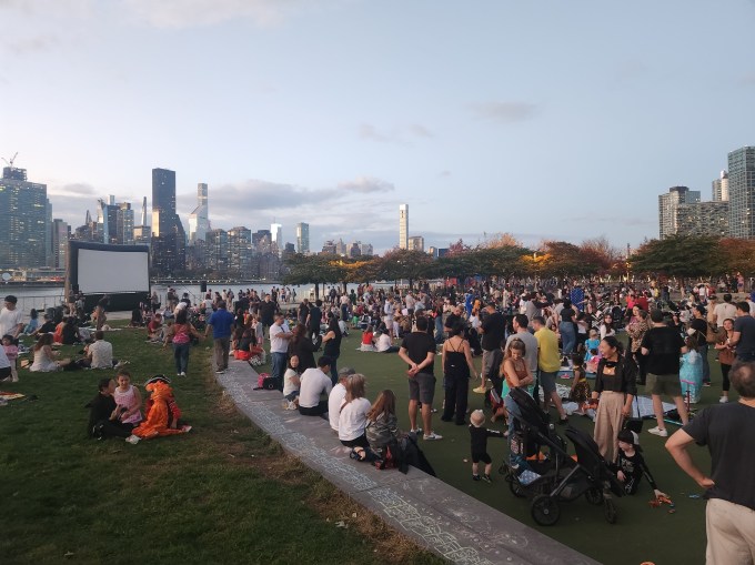 Crowds gather for the screening of Hocus Pocus during HPPC's 2023 Halloween Festival. Photo: Hunters Point Parks Conservancy.