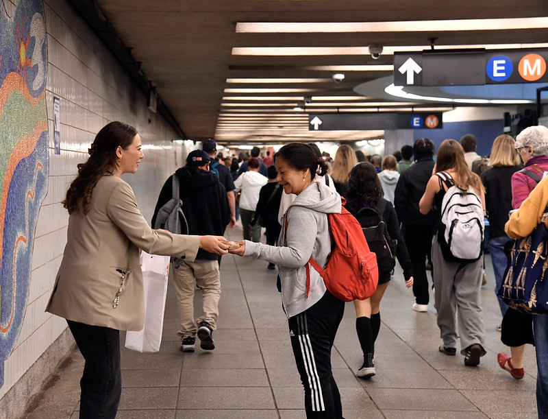 Zabar’s Partners With Mta, Hands Out Cookies At Court Square Station 