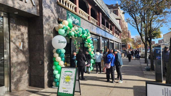 Lines form outside Wonder's new Jackson Heights location ahead of Thursday's grand opening. Photo: Shane O'Brien