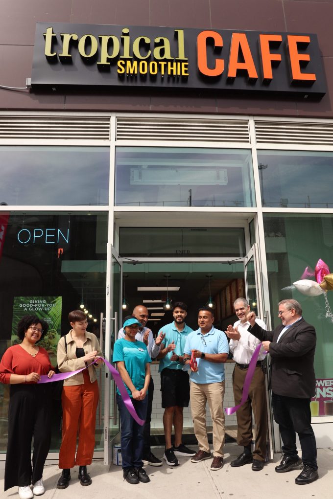 Tropical Smoothie Cafe hosts ribbon-cutting at new Sunnyside location during Friday's grand opening. Photo courtesy of Sunnyside Shines.